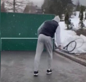 Roger Federer si-a adus aminte cum este sa te antrenezi la perete. Si a facut-o nu pe vreme buna, dar atunci cand afara ningea - VIDEO