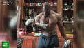 Sportivii din toata lumea continua sa-si gaseasca ocupatii originale in timpul carantinei. Un campion american foloseste trofeele Superbowl pe care le-a cucerit, pe post de gantere - VIDEO
