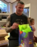 Randy Orton a implinit 40 de ani pe 1 aprilie si a fost pacalit de sotia sa, nascuta si ea pe aceeasi data - VIDEO