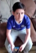 Inspirat de Cristiano Ronaldo, un baietel s-a lasat tuns acasa de tatal sau. Copilul a fost socat insa de noul sau look, iar reactia lui a devenit virala - VIDEO