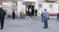 Nu au mai tinut cont ca trebuie sa stea acasa sau ca trebuie sa se protejeze si au pornit dupa pensie. Zeci de batrani au facut cozi in fata oficiilor postale la Balti ca sa-si ia banii - VIDEO