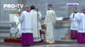 In izolare, departe de biserici, dar cu credinta in suflet, catolicii si protestantii celebreaza astazi Pastele. Pentru prima data in epoca moderna, din cauza pandemiei, ceremoniile au loc cu bisericile inchise, enoriasii putand urmari slujbele la televizor sau online - VIDEO