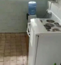 La o statie de urgente din capitala, medicii nu au o bucatarie unde sa ia masa, aceasta fiind improvizata intr-o piscina. Nici nu au unde sa faca dus, mai ales dupa chemarile unde exista risc de infectare - VIDEO