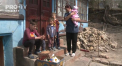 Cosuri cu alimente si bunatati pentru masa de Pasti au fost aduse la portile unor batrani din satul Malaiesti si ale unor familii care o duc greu - VIDEO