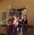 Pentru ca nu au putut sarbatori Pastele catolic impreuna, mai multi italieni au gasit metode ingenioase de a ciocni un pahar cu vecinii, pastrand distanta sociala - VIDEO