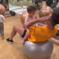 Aflat in izolare, Cristiano Ronaldo iese in evidenta prin hainele opulente pe care le poarta acasa. Portughezul a purtat imbracaminte in valoare de 3 mii de euro la ultima sa aparitie pe instagram - VIDEO