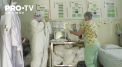 Le administreaza nu doar medicamente, ci si buna dispozitie, iar seara le spun povesti. Asa muncesc medicii care trateaza copiii bolnavi de coronavirus. Pentru ca micutii sa nu se sperie de echipamentele lor, le spun ca sunt eroi din desene animate - VIDEO