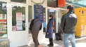 Zeci de oameni au stat la coada la Oficiul Postal, asteptand sa-si achite facturile sau sa primeasca pensia. Batranii se plang ca nu au mai primit pensia de doua luni acasa, asa cum li s-a promis - VIDEO