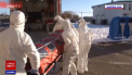 Daca in multe state bolnavii de Covid sunt transportati in tuburi speciale ca sa nu infecteze medicii, la noi acestia sunt acoperiti cu cearsafuri - VIDEO