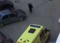 Un barbat beat din Rusia a aruncat cu pietre intr-o ambulanta, chemata la o urgenta. Individul s-a infuriat ca soferul nu a putut sa-i dea o bricheta - VIDEO