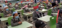 In uniforme, purtand masti si chipiuri care sa-i tina la distanta unii de altii. Asa au mers la scoala elevii din clasa intai ai unei scoli din China - VIDEO