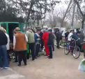 Scandal intr-un sat din Anenii Noi. In plina pandemie, localnicii din Puhaceni au iesit la piata. Primarul, indignat la culme: "I-am rugat sa plece acasa. N-am de gand sa fiu primar la casa de nebuni" - VIDEO