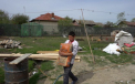 Un baiat de 16 ani isi construieste singur casa: „Alti copii de varsta mea stau cu tigara in gura“ - FOTO