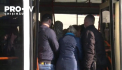 Purtarea mastilor - obligatorie in transportul public doar...in dispozitiile autoritatilor. Oamenii se inghesuie ca in vremurile bune in troleibuzele si autobuzele din capitala, care circula deja in regim normal - VIDEO