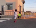 Imaginea zilei vine din Japonia. La doar 4, si respectiv 6 ani, doi micuti niponi se antreneaza intens si au ajuns deja sa loveasca incredibil de bine mingea - VIDEO