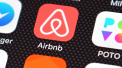 Airbnb, pe butuci: cea mai importanta platforma online de turism face concedieri masive