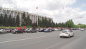 PMAN s-a umplut de masini si oameni. Cu drapele rosii, o multime de automobilisti au pornit in mars prin tot orasul. Asta desi autoritatile au interzis accesul camioanelor cu ajutor din Romania, spunand ca e... pandemie - VIDEO