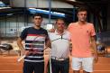 Tenisistul Arthur Reymood a decis sa transforme un lot de pamanat, uitat de vecini, intr-un adevarat teren de tenis. Cum arata acesta