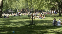 Picnic de pandemie: In Londra, sute de persoane au iesit la pizza si bere intr-un parc. Politia incearca sa ii convinga sa plece