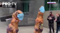 Gest inedit in Canada. O mama si fiica ei au iesit pe strazile din Toronto costumate in dinozauri si au oferit masti de protectie  - VIDEO