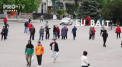 Mai multi comercianti au iesit in strada in fata Pietei din Balti, indignati ca nu sunt lasati sa-si vanda produsele. Oamenii spun ca nu este corect ca vanzatorii din alte localitati sa fie lasati sa lucreze, iar ei nu - VIDEO