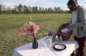 Un cuplu din Suedia a decis sa deschida un restaurant in mijlocul unui camp. Este o singura masa, iar mancarea este servita cu ajutorul unui cos pentru picnic livrat din bucatarie pe o sfoara - VIDEO