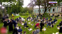Presedintele Ucrainei a invitat jurnalistii in parc. Nu la plimbare. Pentru a respecta restrictiile impuse de pandemie, acolo Vladimir Zelenskii a decis sa organizeze conferina de presa, la un an de cand a fost ales in functie - VIDEO
