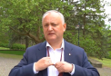 Si-a scos cravata si s-a laudat ca este gospodar la resedinta de la Condrita. Igor Dodon si-a aratat curcanii, insa beciul a zis ca nu-l va arata: "In beci nu va duc. Acolo "tusonka" este" - VIDEO