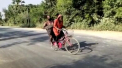 O fata de 15 ani si-a salvat tatal ranit ducandu-l 1.200 de kilometri pe bicicleta. „Am fi murit de foame”