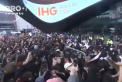 Protestele se extind in SUA, dupa ce un barbat de culoare a murit sub presiunea genunchilor unui politist alb. Sute de persoane au demonstrat in fata Casei Albe. Au fost conflicte violente intre protestatari si politie in mai multe orase, inclusiv New York, Los Angeles si Chicago - VIDEO