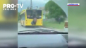 Nimic nu a oprit-o pe o pensionara din Ucraina sa ajunga la destinatie, cu troleibuzul. Pentru ca nu avea documentul care sa-i permita sa intre in vehicul, femeia a gasit o solutie - s-a agatat de scara din spate a troleibuzului - VIDEO