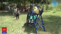 Un baiat de noua ani din Kenya, unde conditiile sanitare aproape ca lipsesc, a declarat razboi Coronavirusului. Acesta a facut o masina de spalat pe maini din lemn - VIDEO