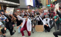 Proteste SUA: Momentul in care sute de medici si cadre medicale din New York au ingenuncheat unul langa altul in Times Square - VIDEO