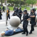 Doi politisti din statul New York, suspendati dupa ce au trantit la pamant un barbat alb de 75 de ani / Centrul pentru Controlul Bolilor: Substantele chimice utilizate de politie pot contribui la raspandirea COVID-19