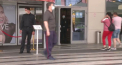 Si in timp ce situatia se agraveza, restrictiile se relaxeaza si mai mult. Centrele comerciale si-au deschis de astazi usile, iar lumea a facut cozi la intrari sau la cabinele de proba - VIDEO