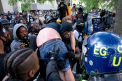 ”Black Lives Matter”, imaginile zilei. Un protestatar de culoare salveaza un extremist alb