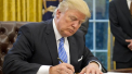 Donald Trump a semnat un decret care interzice metoda controversata de imobilizare a suspectilor prin strangulare