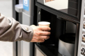Un francez s-a apucat de spart automate de cafea de dragul unei romance. Ce ii promisese femeia
