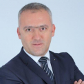 Romania. Directorul Unifarm, acuzat ca a cerut mita 760.000 de euro pentru atribuirea unui contract pentru livrare de masti si combinezoane, in pandemia de COVID-19 / DNA l-a pus sub control judiciar