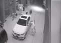 Un sportiv din SUA a dat nas in nas cu o ursoaica si puiul acesteia. Reactia omului, dar si a animalelor e de-a dreptul amuzanta - VIDEO