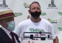 Record mondial la traditionalul concurs de mancat hot-dogi de la New York. Un american a inghitit 75 de bucati in 10 minute - VIDEO
