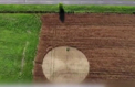 Un misterios cerc perfect aparut peste noapte intr-un lan de grau din Ungaria atrage curiosi si da apa la moara amatorilor de speculatii - VIDEO