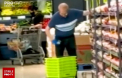 Un angajat al unui supermarket din Canada a fost suspendat la locul de munca dupa ce o clienta l-a filmat in timp ce stergea cosurile de mana cu propria saliva - VIDEO