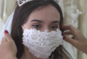 Nici nuntile nu mai sunt ce-au fost odata. Pe langa rochie, buchet, voal, manusi si jartiere, acum miresele mai au nevoie de un accesoriu - o masca de fata - VIDEO