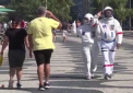 Cu picioarele pe pamant, dar echipati ca in spatiu. Un cuplu din Brazilia a atras toate privirile dupa ce a iesit pe strada in costume de astronaut - VIDEO