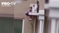 Imagini care iti taie rasuflarea. Un copil de 2 ani a iesit pe geam si a escaladat instalatia de aer conditionat. Ce a urmat - VIDEO