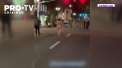 Moment inedit in timpul protestelor din orasul american Portland. O tanara s-a dezbracat si a mers in fata fortelor de ordine - VIDEO