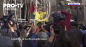Protest inedit la Londra. Designerul Vivienne Westwood a protest intr-o cusca gigantica pentru pasari, fiind suspendata la cativa metri inaltime - VIDEO