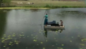Pianul pe lac. Un concert plutitor a atras sute de spectatori pe malul unui lac din nordul Frantei - VIDEO
