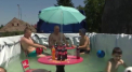 Pe o vreme caniculara, te-ai scalda si intr-o basculanta. Un barbat din Croatia chiar a transformat un astfel de vehicul intr-o... piscina - VIDEO